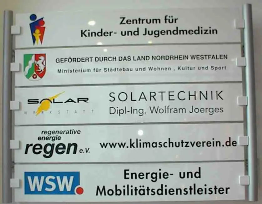 Hinweistafel in der Eingangshalle mit den Logos der Projektbeteiligten